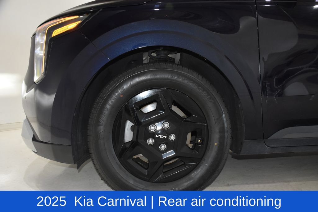 Used 2025 Kia Carnival FWD image 6