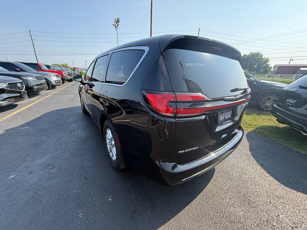 Used 2024 Chrysler Pacifica Touring-L FWD image 6