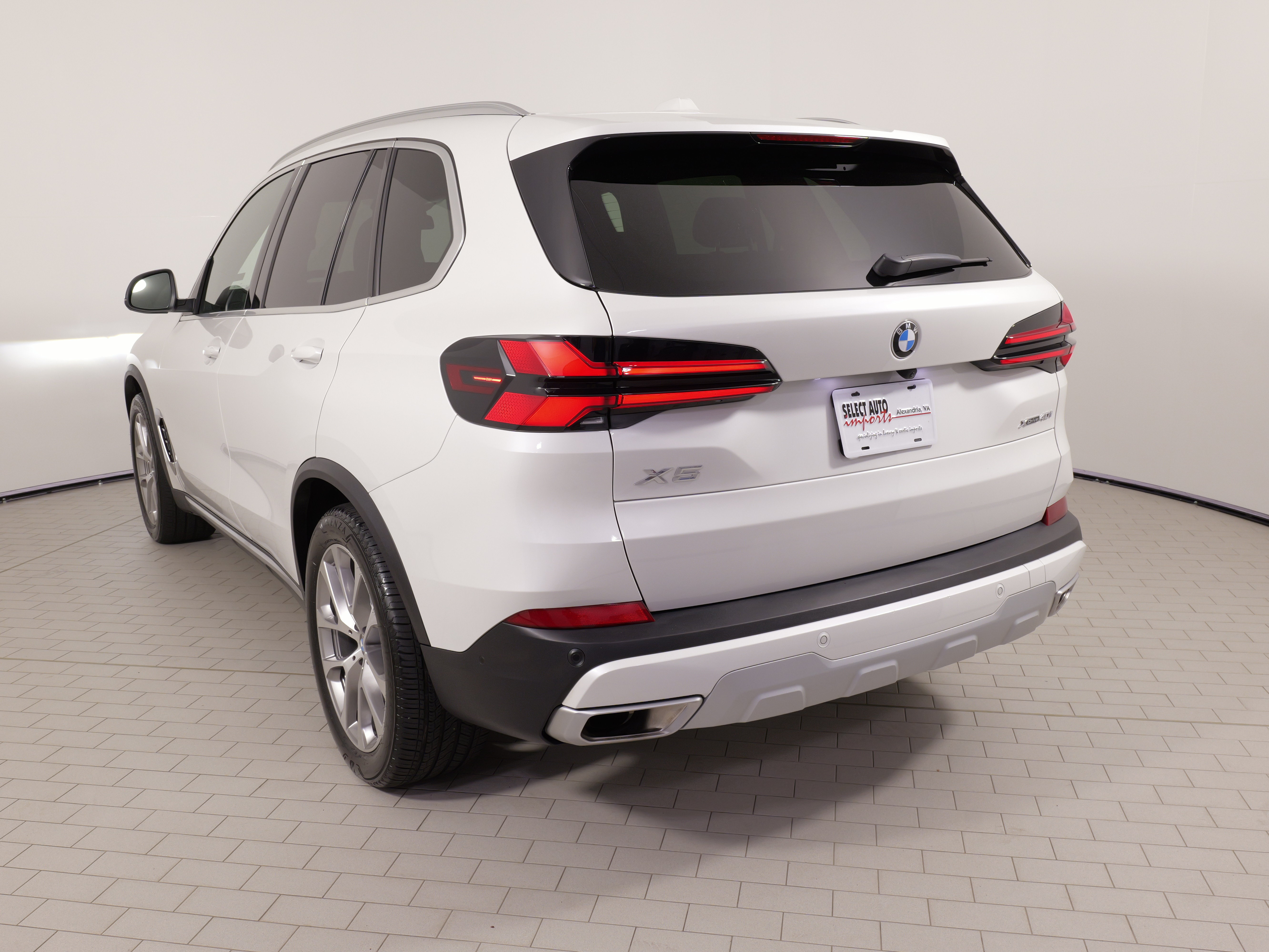 Used 2025 BMW X5 xDrive40i w/ Parking Assistance Package AWD/4WD image 15