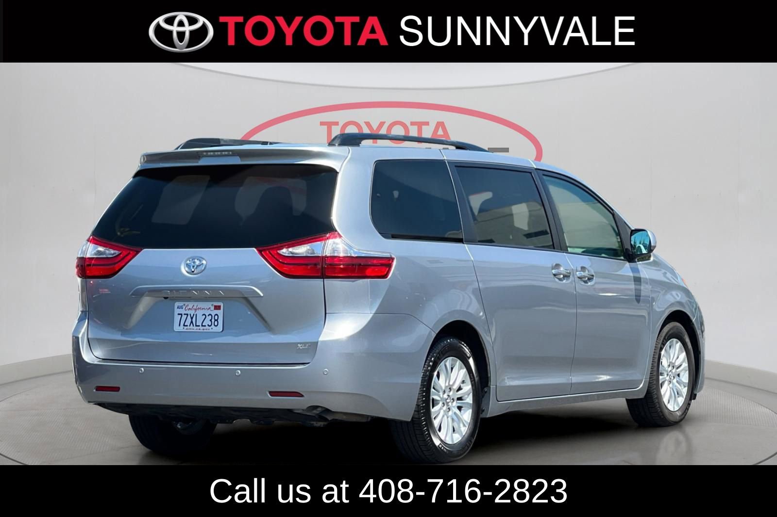 Used 2017 Toyota Sienna XLE w/ XLE Navigation Package FWD image 4