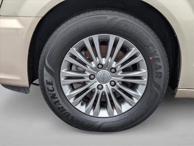 Used 2015 Chrysler Town & Country Touring-L w/ Driver Convenience Group FWD image 9