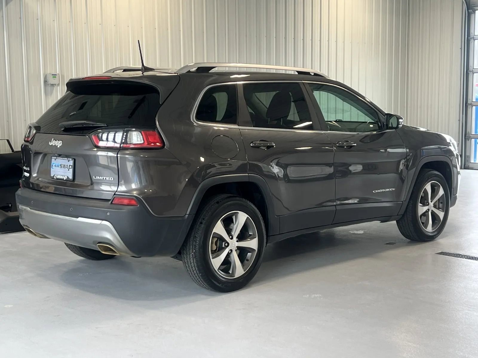 Used 2020 Jeep Cherokee Limited image 3