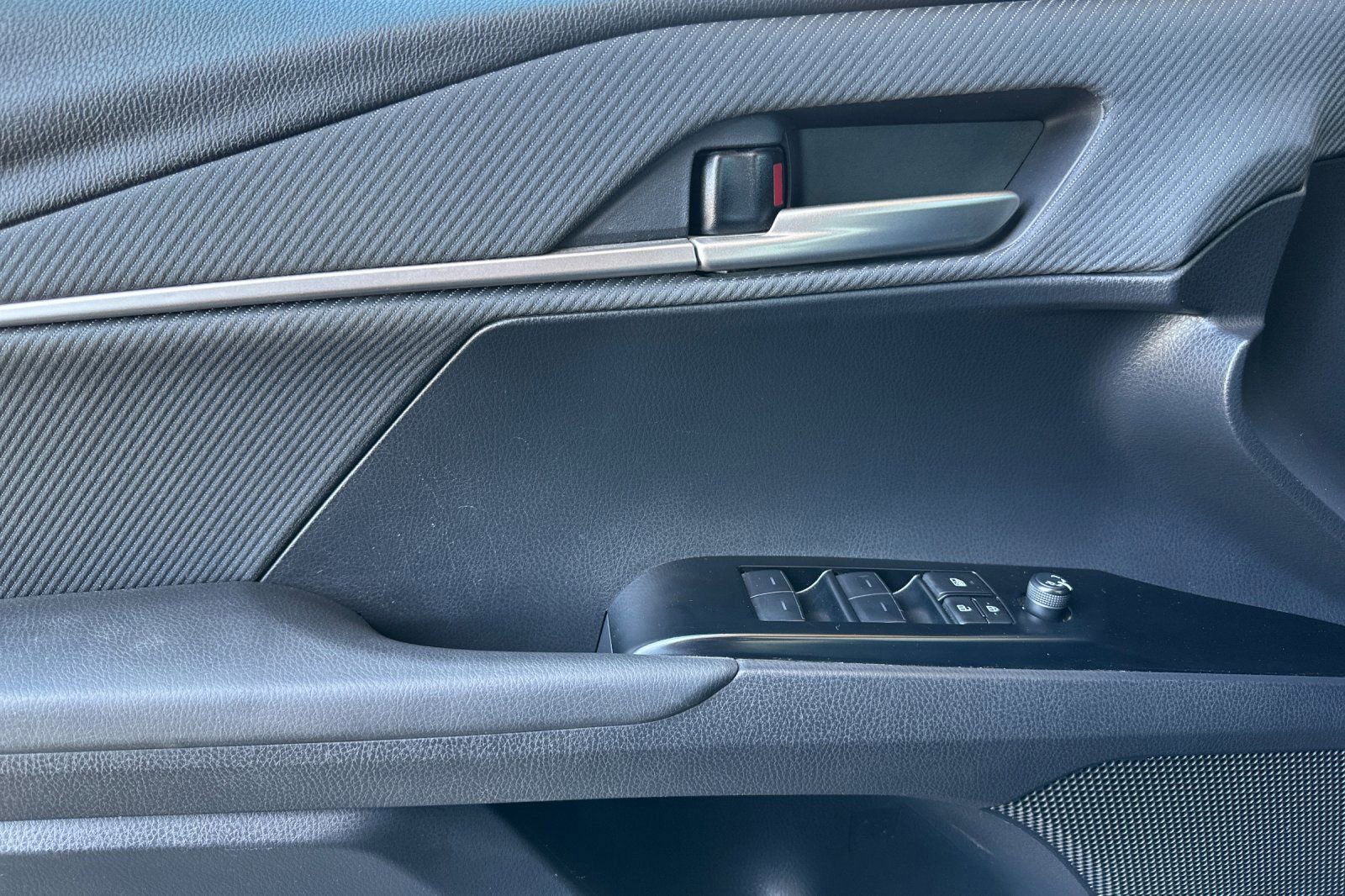 Used 2025 Toyota Camry SE image 11