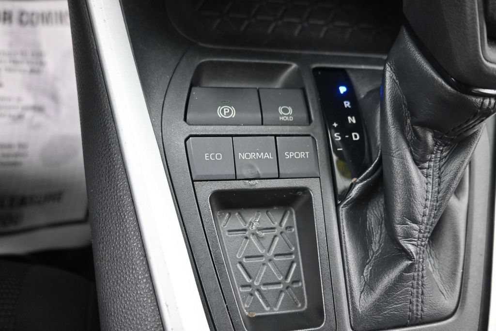 Used 2020 Toyota RAV4 LE FWD image 19