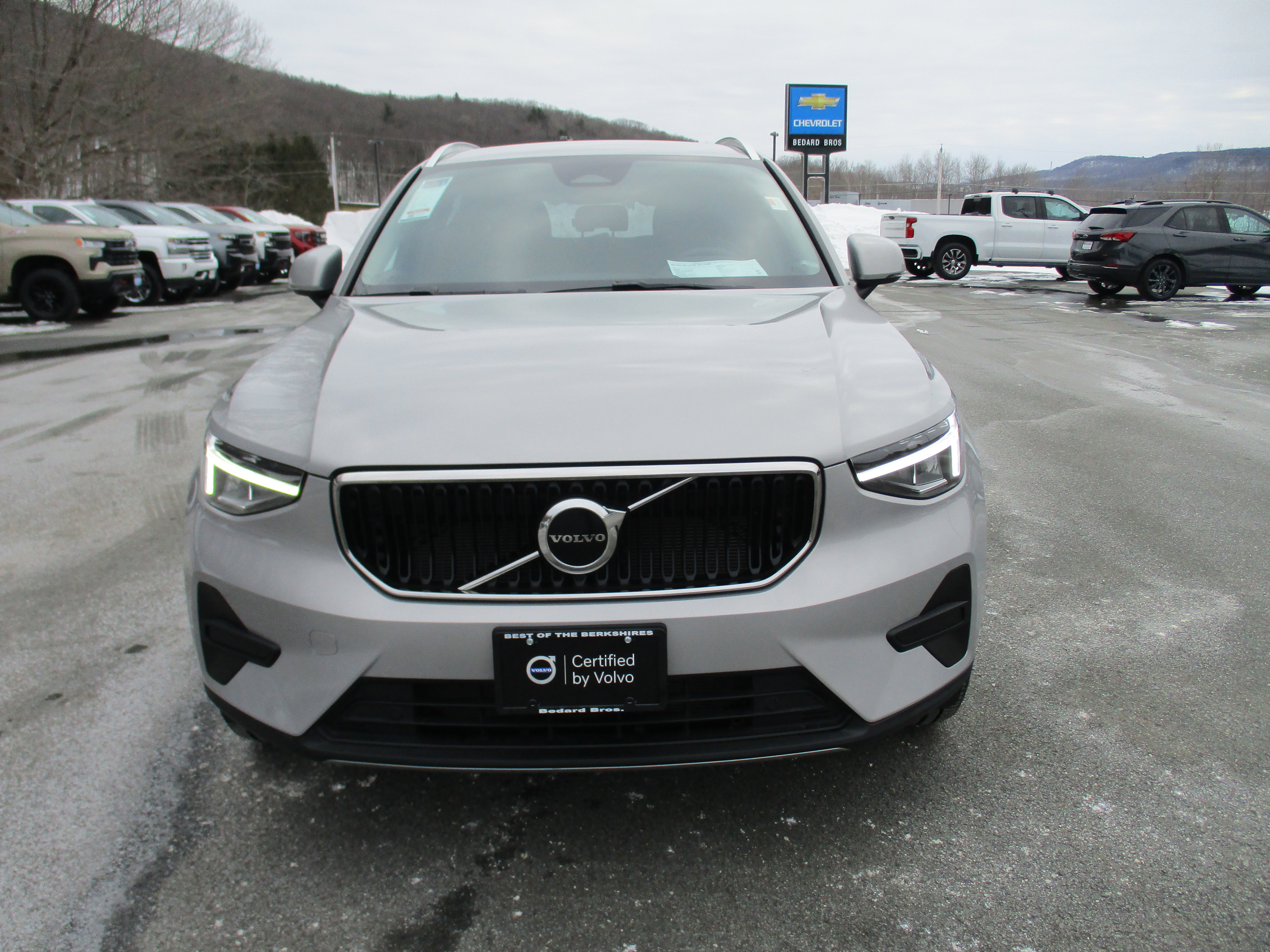 Certified 2023 Volvo XC40 B5 Core w/ Convenience Package image 2