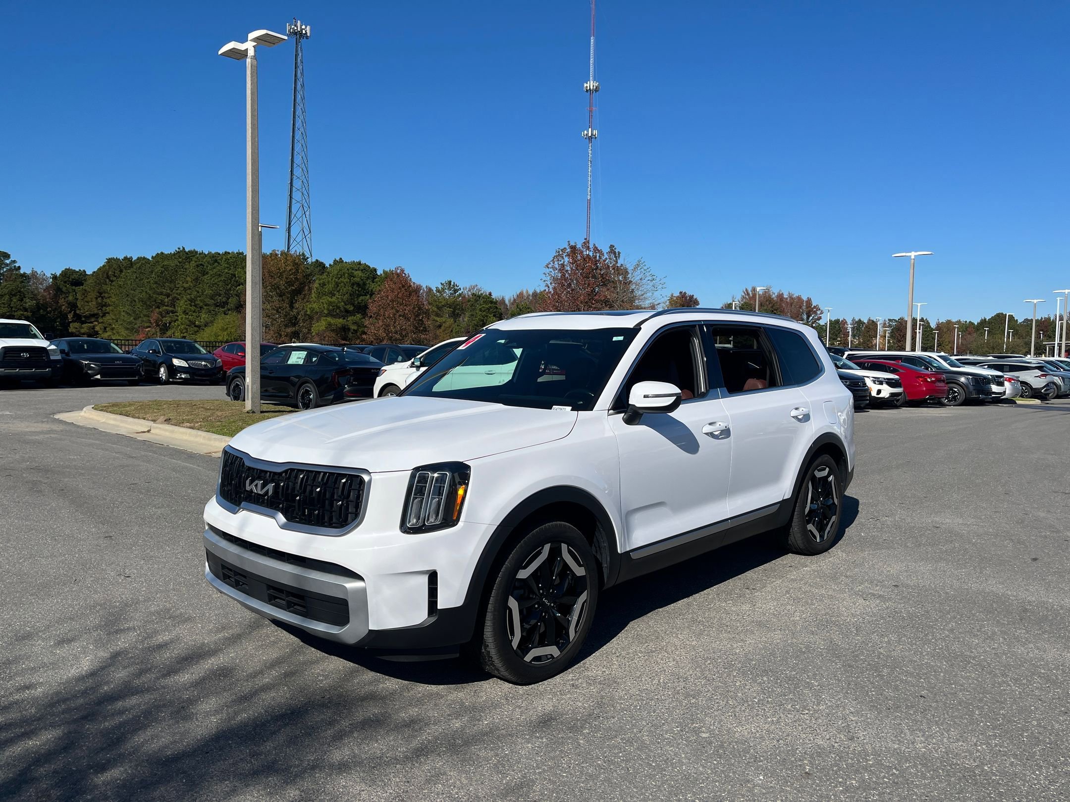 Used 2024 Kia Telluride EX w/ EX Captain's Chair Package image 13