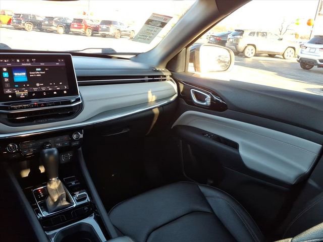 Used 2024 Jeep Compass Limited image 18