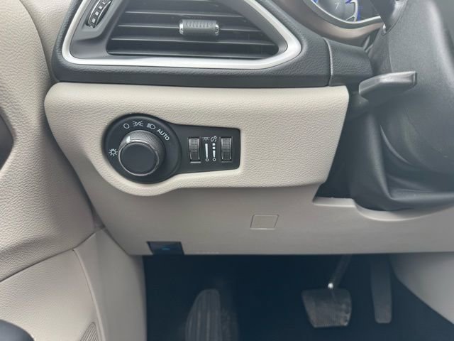 Used 2023 Chrysler Voyager LX image 28