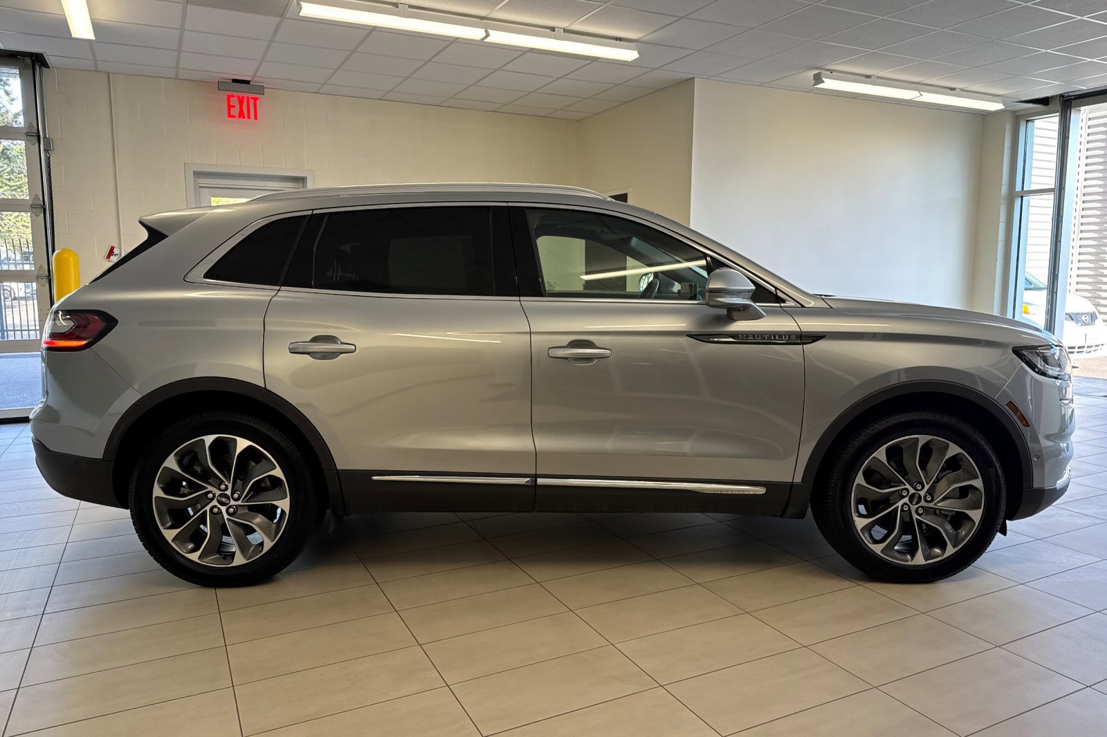 Used 2023 Lincoln Nautilus Reserve w/ Equipment Group 201A AWD/4WD image 3