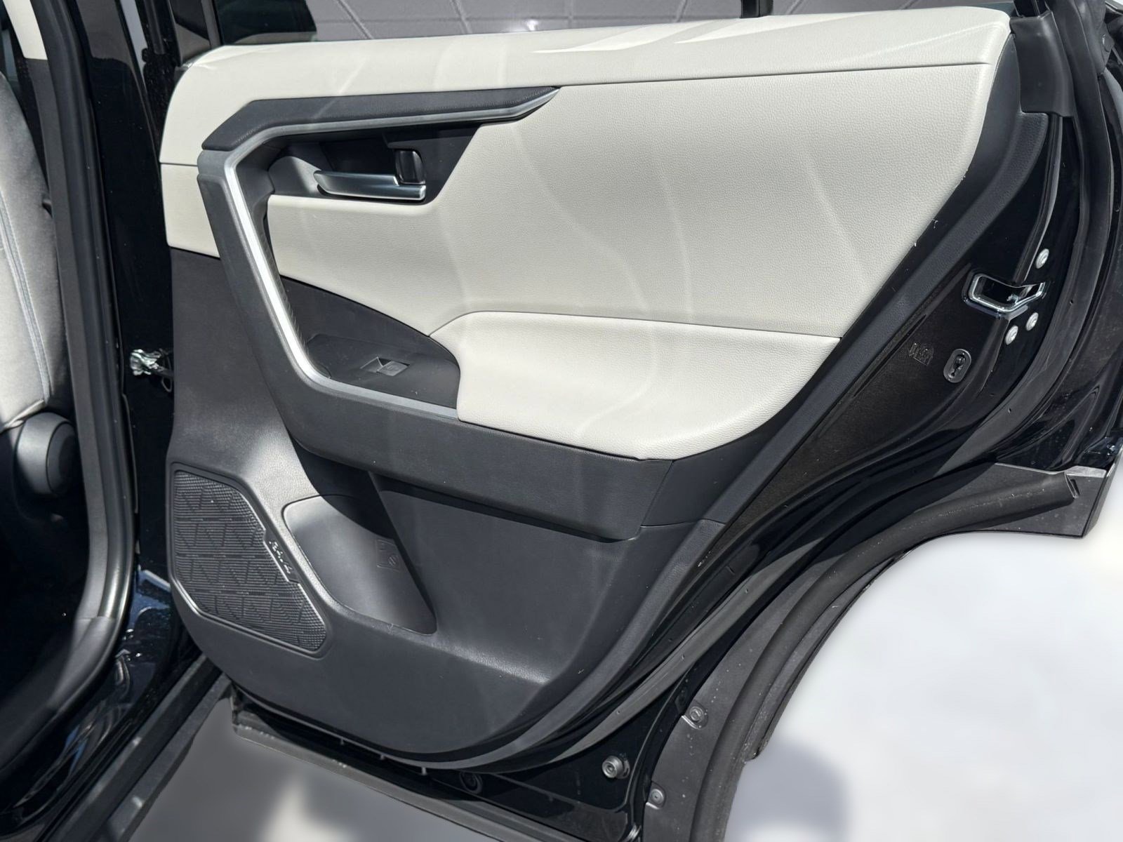 Certified 2025 Toyota RAV4 XLE w/ Convenience Package image 31