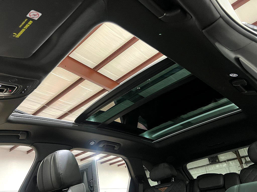 Used 2019 Bentley Bentayga image 28