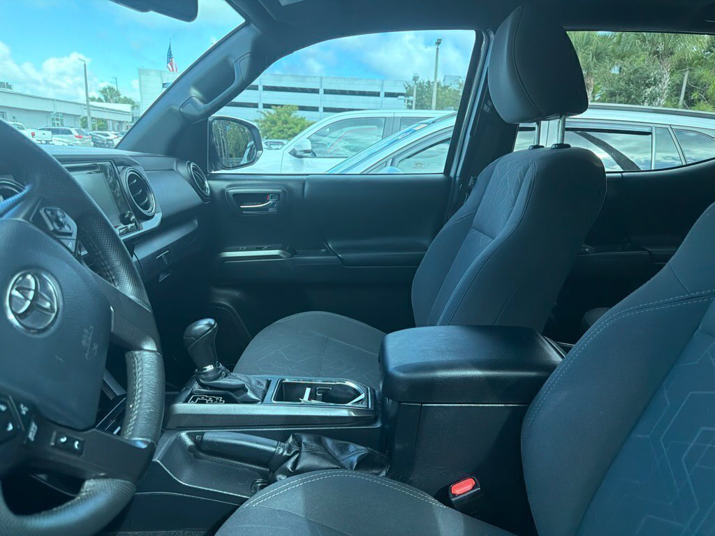 Used 2017 Toyota Tacoma TRD Sport w/ Premium & Technology Package AWD/4WD image 5