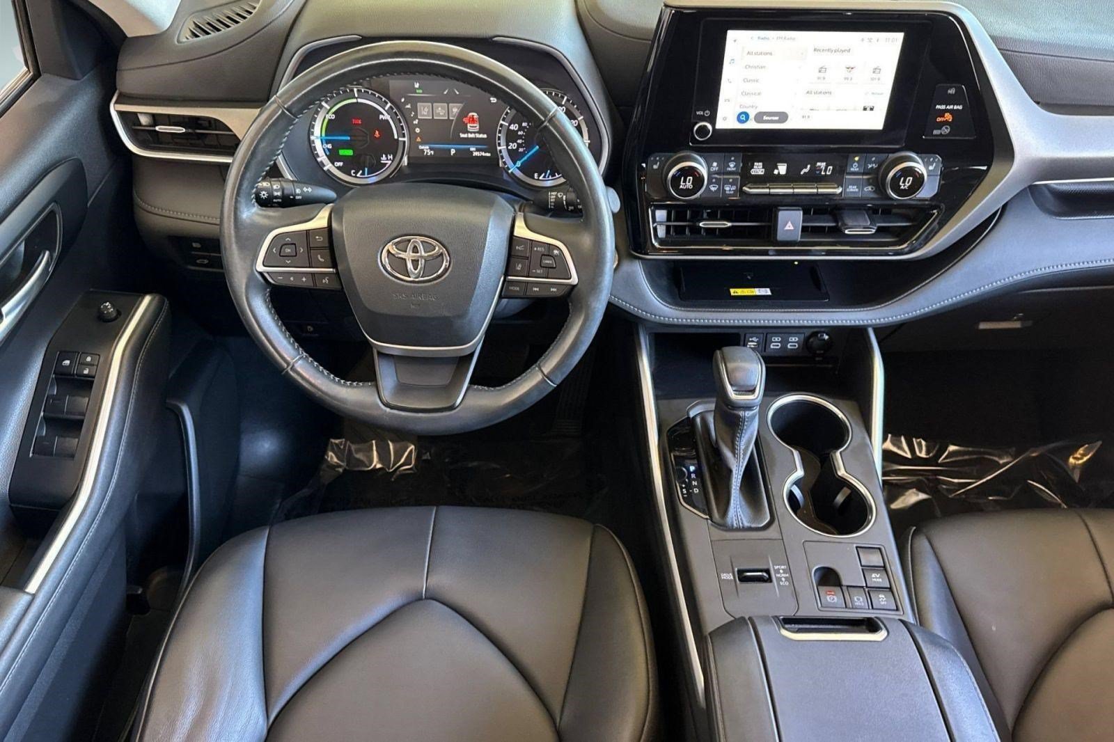 Used 2023 Toyota Highlander XLE FWD image 14