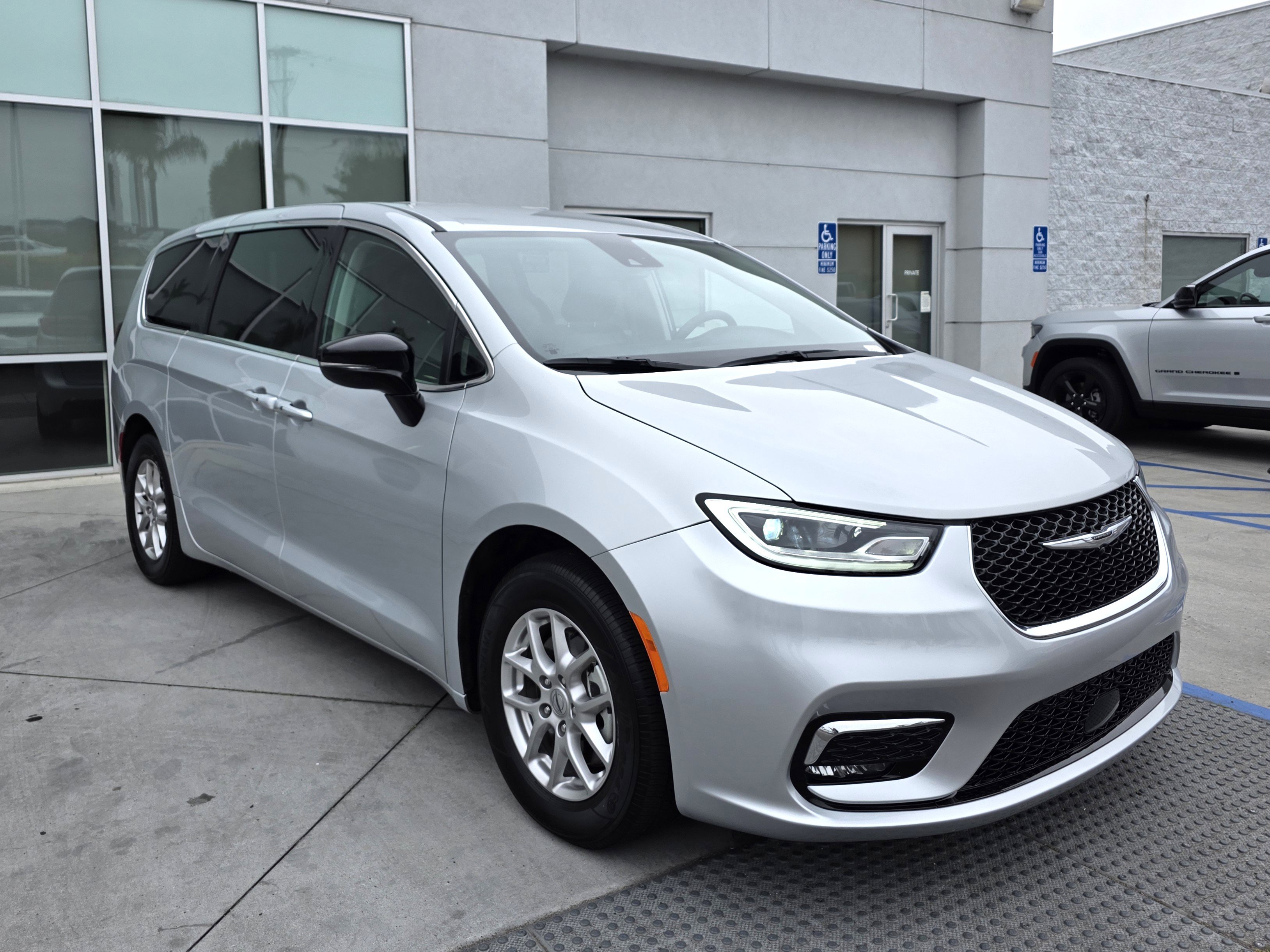 Certified 2024 Chrysler Pacifica Touring-L image 6