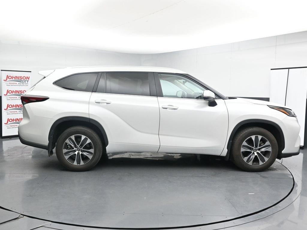 Used 2024 Toyota Highlander XLE AWD/4WD image 9