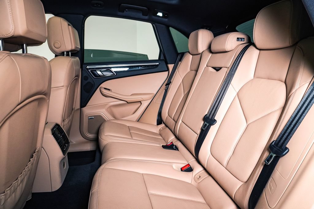 Certified 2025 Porsche Macan AWD/4WD image 16