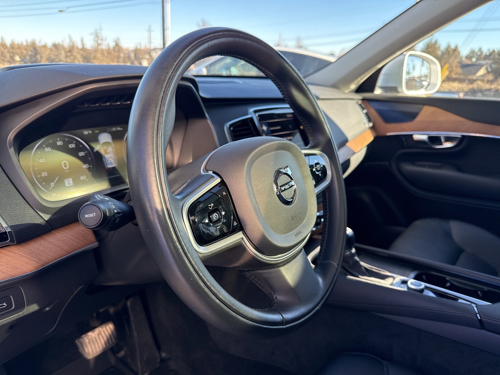 Used 2022 Volvo XC90 T6 Momentum w/ Advanced Package image 21