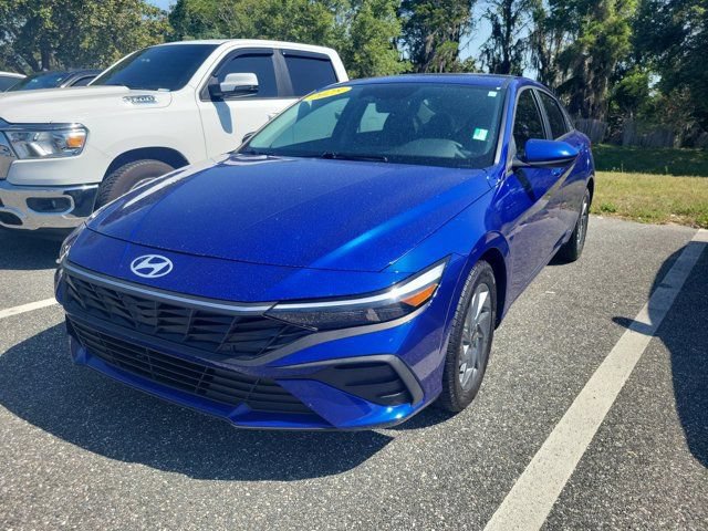Used 2025 Hyundai Elantra Hybrid FWD image 3