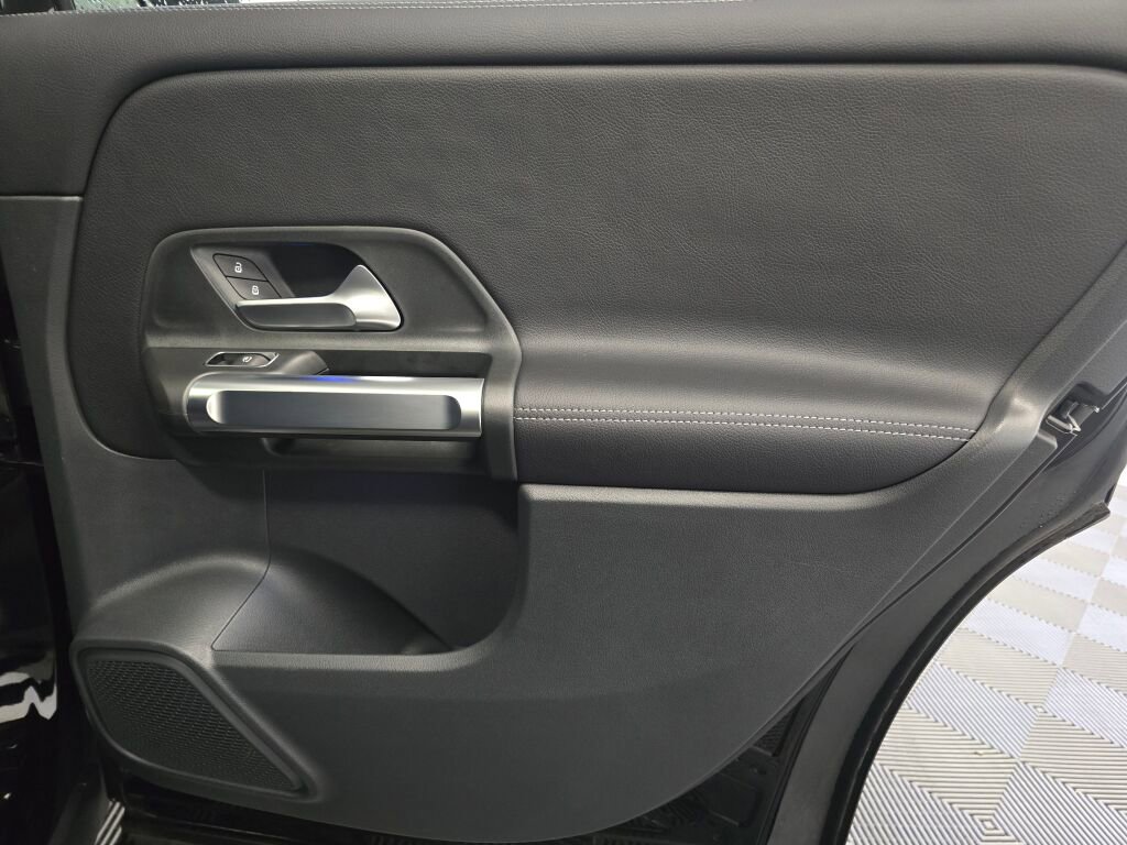 Used 2025 Mercedes-Benz GLB 250 4MATIC image 24