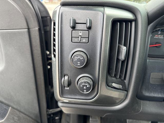 Used 2018 Chevrolet Silverado 1500 LT w/ Midnight Edition AWD/4WD image 42