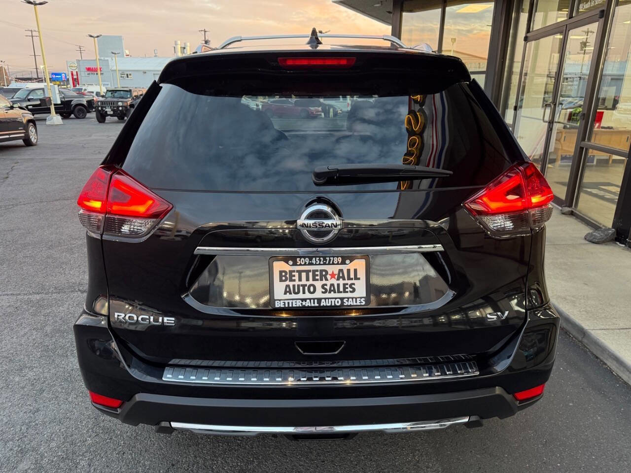 Used 2017 Nissan Rogue SV image 4