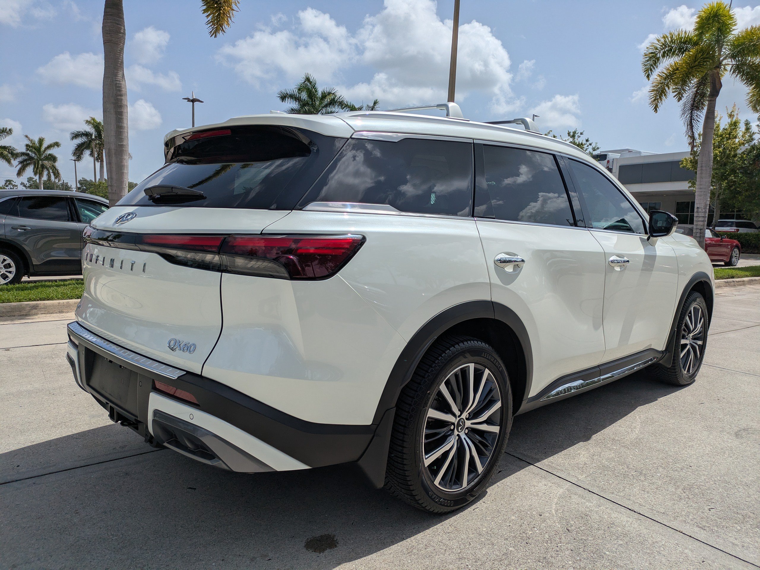 Used 2025 INFINITI QX60 Sensory w/ Vision Package AWD/4WD image 4