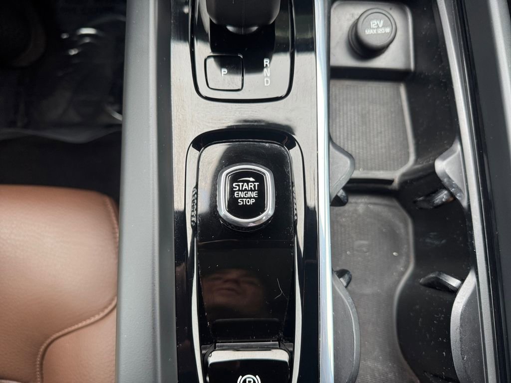 Certified 2023 Volvo XC60 B5 Plus w/ Climate Package image 17