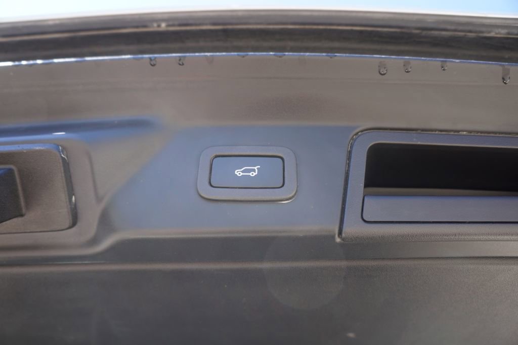 Used 2020 Land Rover Range Rover Velar R-Dynamic S image 6