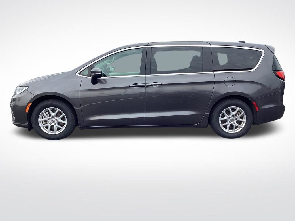 Used 2023 Chrysler Pacifica Touring-L image 6