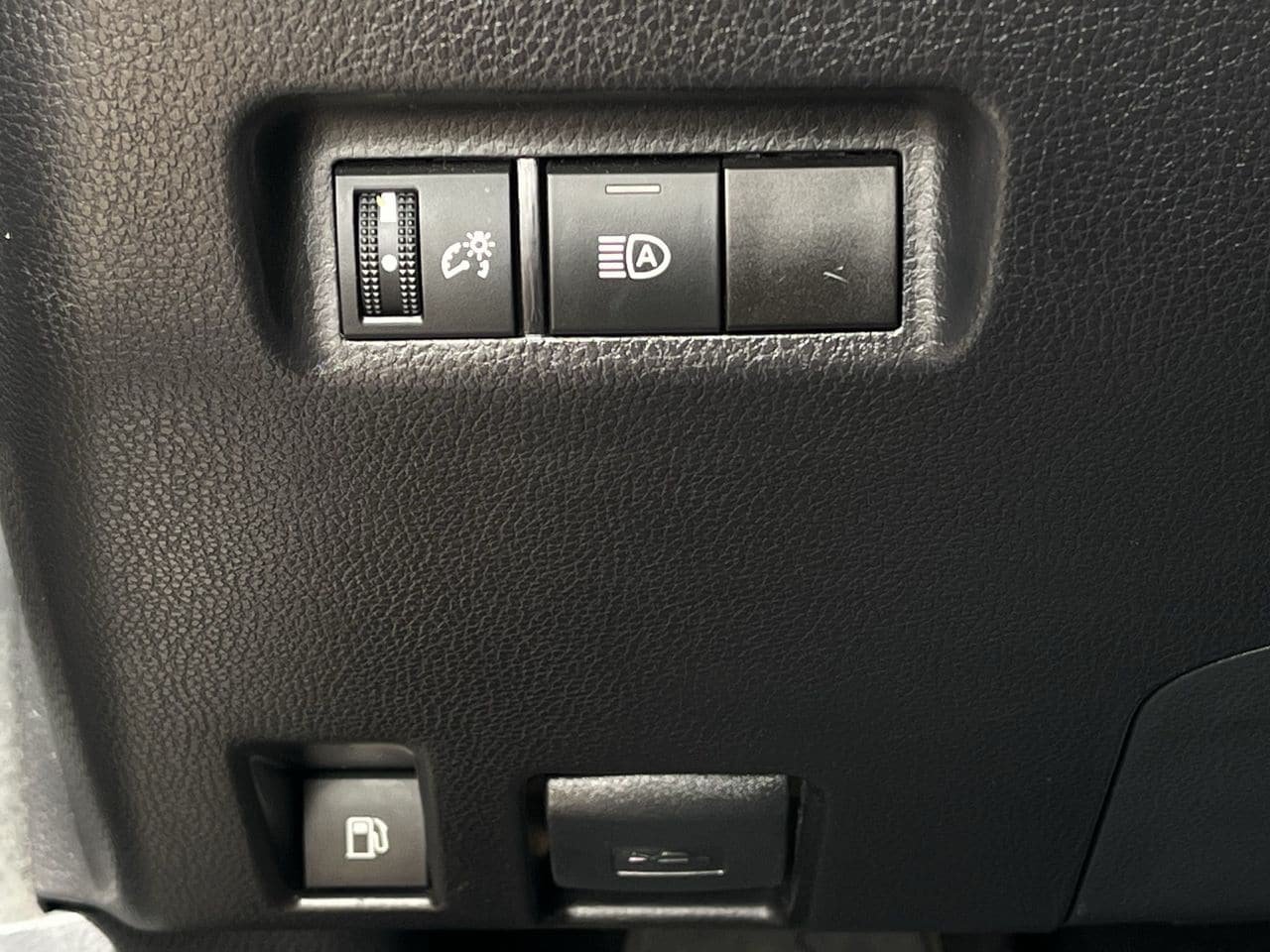 Used 2025 Toyota RAV4 LE AWD/4WD image 20