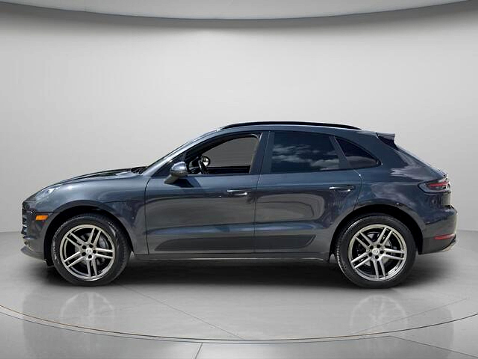 Used 2019 Porsche Macan AWD/4WD image 3