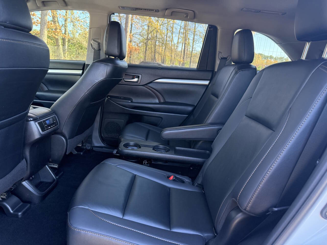 Used 2019 Toyota Highlander SE image 22