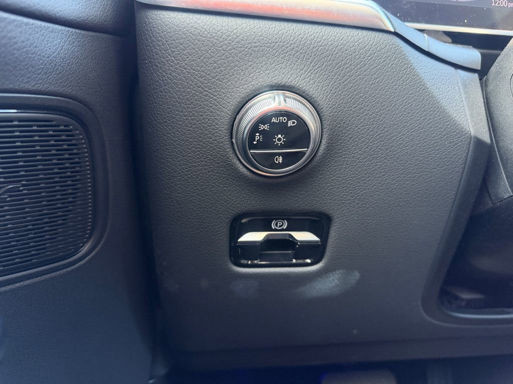 Used 2024 Mercedes-Benz GLC 300 image 23