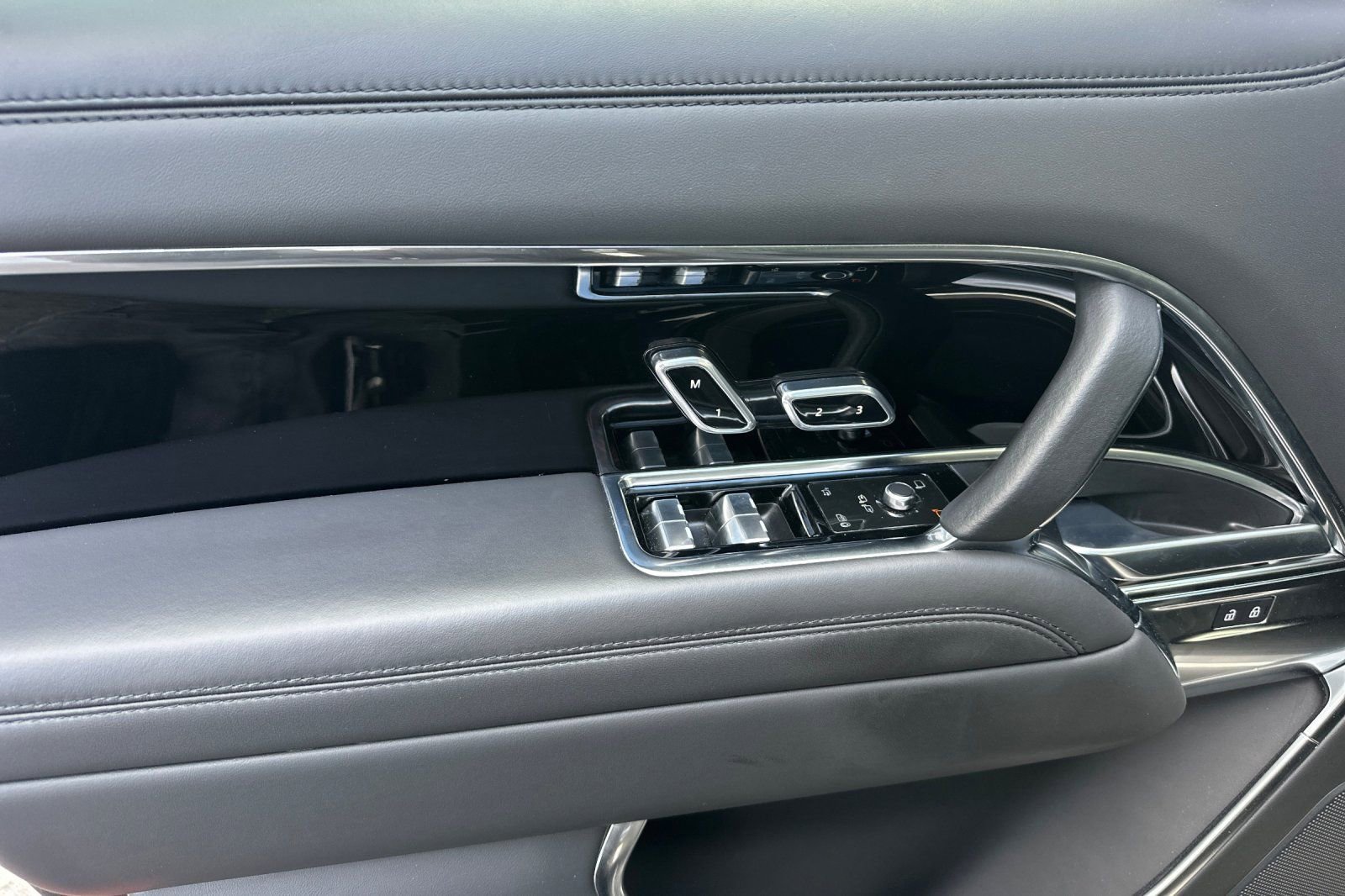 Used 2024 Land Rover Range Rover SE image 12