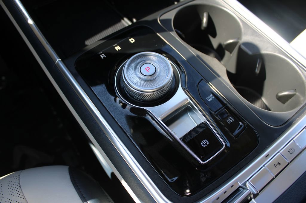Used 2025 Kia Carnival SX w/ SX Dark Edition Package FWD image 24