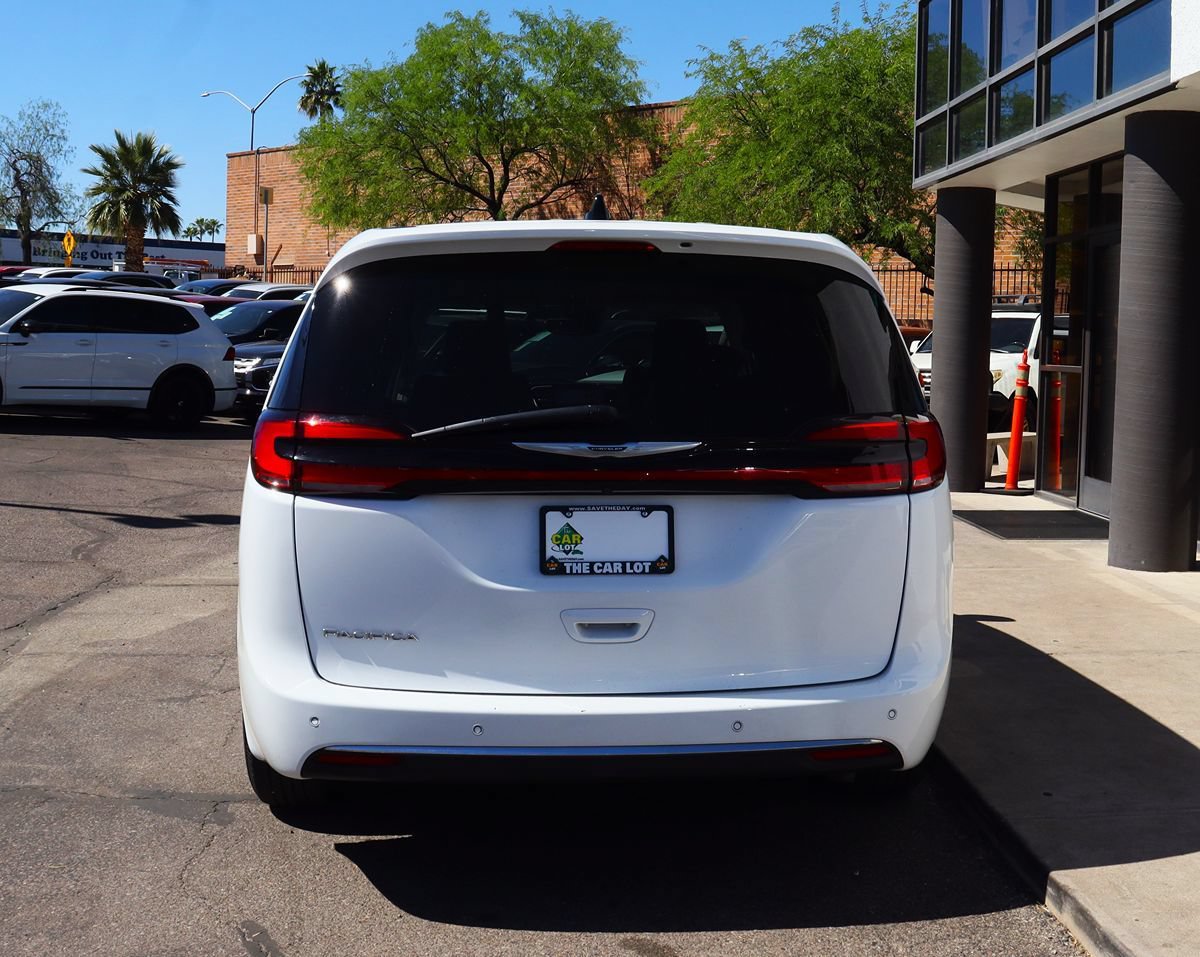 Used 2024 Chrysler Pacifica Touring-L FWD image 11