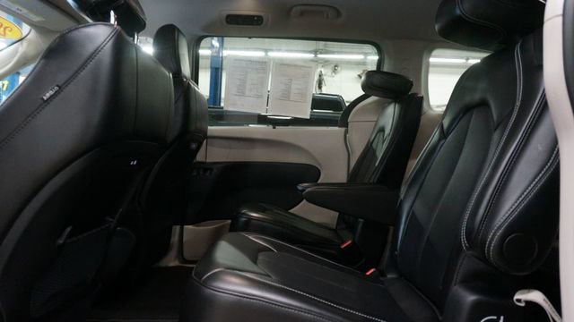 Used 2024 Chrysler Pacifica Touring-L image 32
