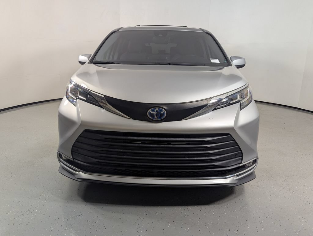 Used 2021 Toyota Sienna XLE FWD image 2