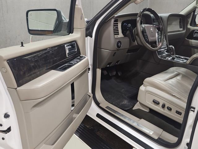 Used 2016 Lincoln Navigator Select image 11