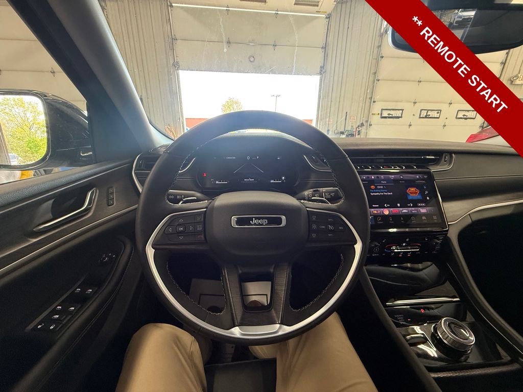 Used 2024 Jeep Grand Cherokee Limited w/ Black Appearance Package AWD/4WD image 16