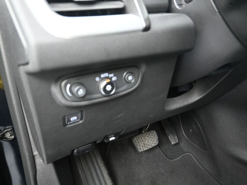 Used 2023 GMC Terrain SLT image 12