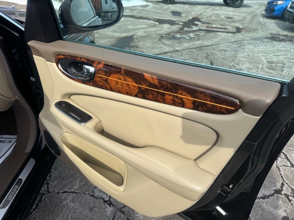 Used 2005 Jaguar XJ8 image 23