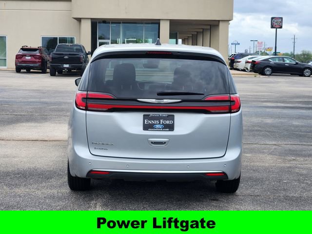 Used 2023 Chrysler Pacifica Touring-L FWD image 5