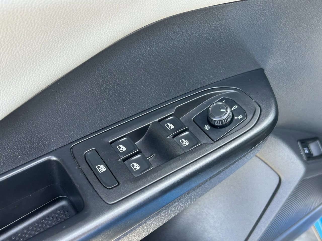 Used 2022 Volkswagen Taos SE FWD image 28