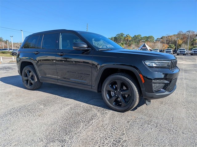Used 2023 Jeep Grand Cherokee Altitude image 2