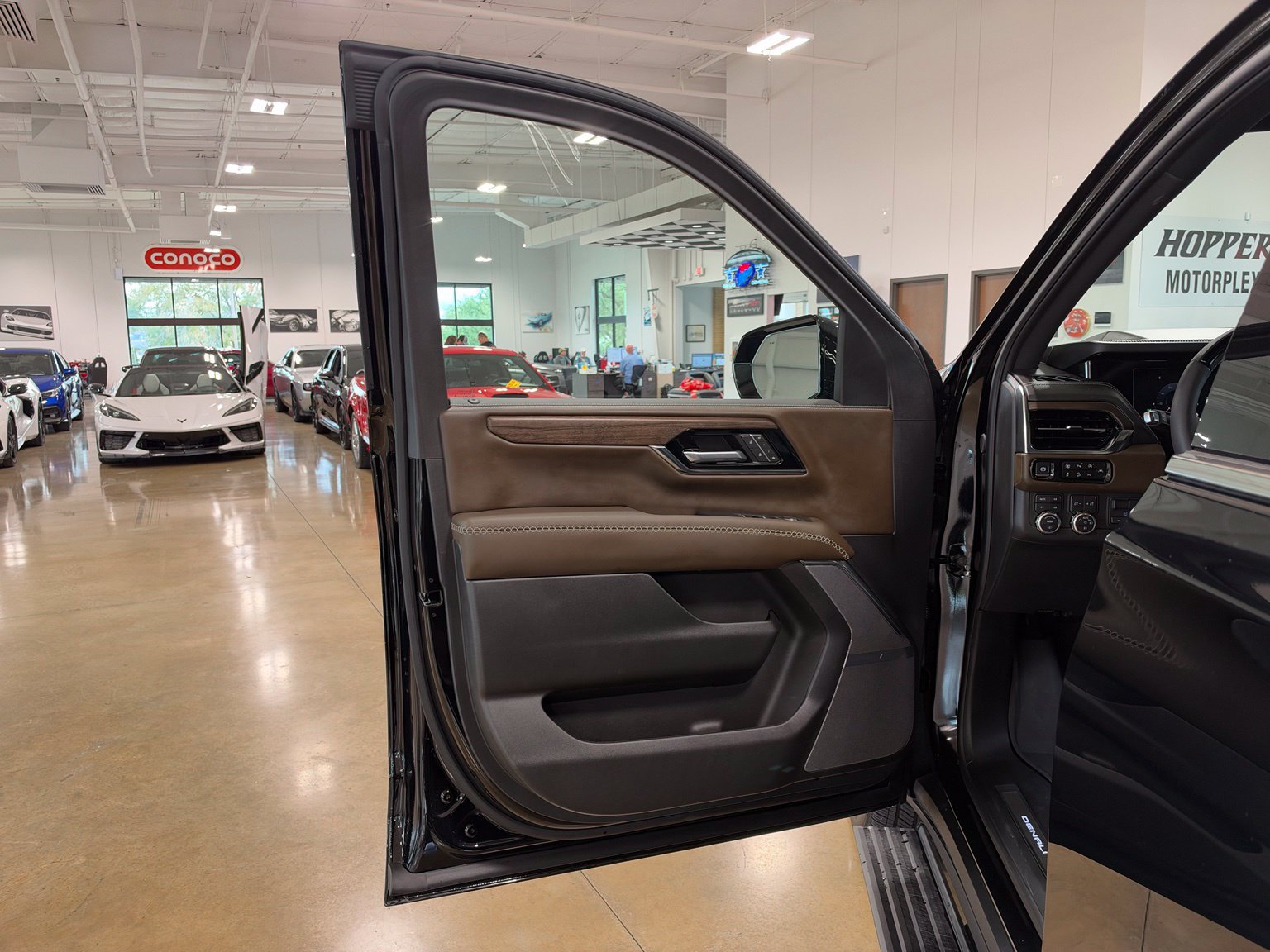 Used 2026 GMC Yukon XL Denali Ultimate w/ LPO, Illumination Package AWD/4WD image 12