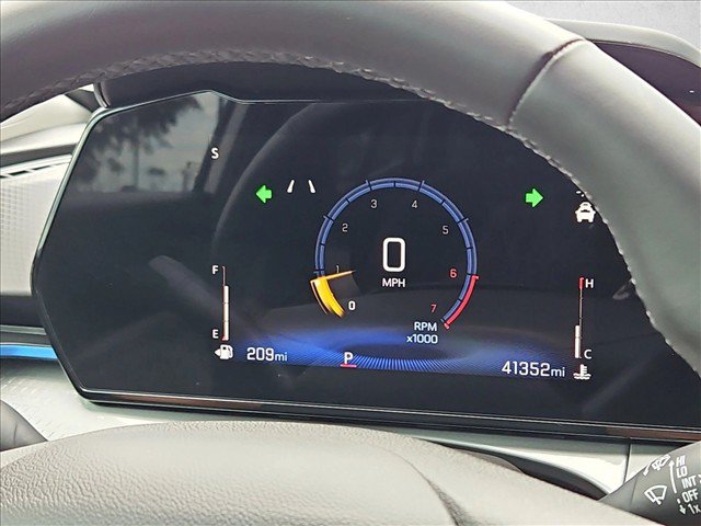 Used 2025 Chevrolet Trax LT w/ LT Convenience Package FWD image 15