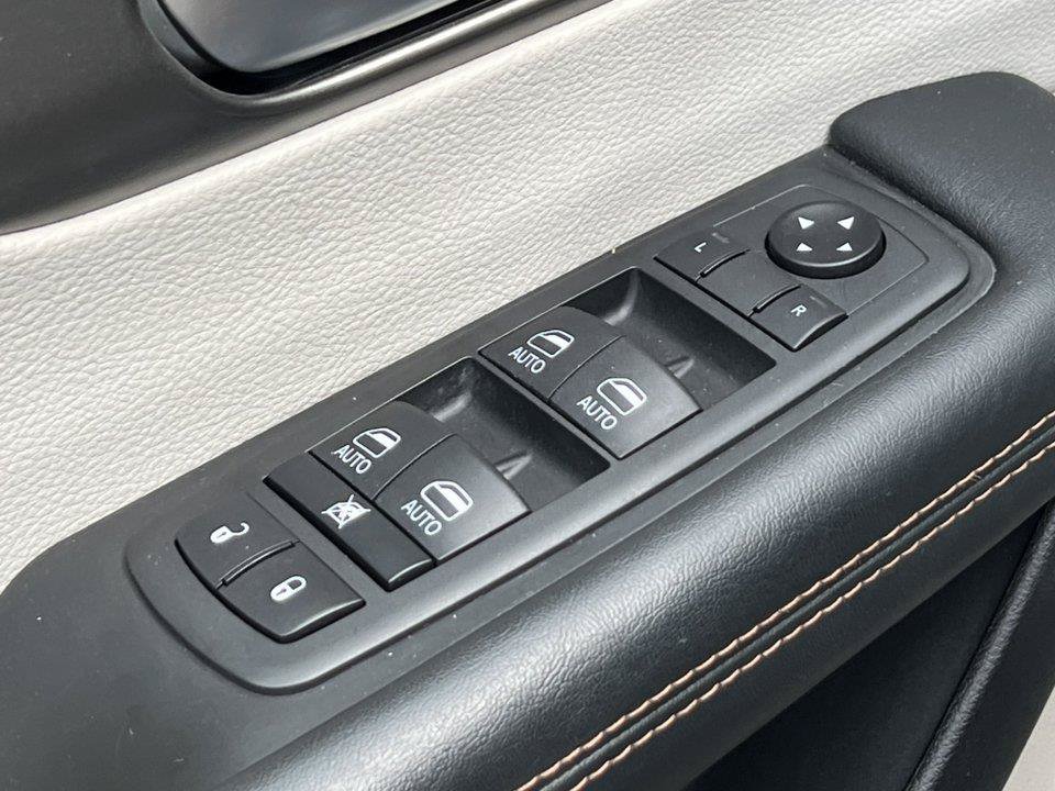 Used 2020 Chrysler Pacifica Touring-L Plus w/ Advanced Safetytec Group FWD image 16