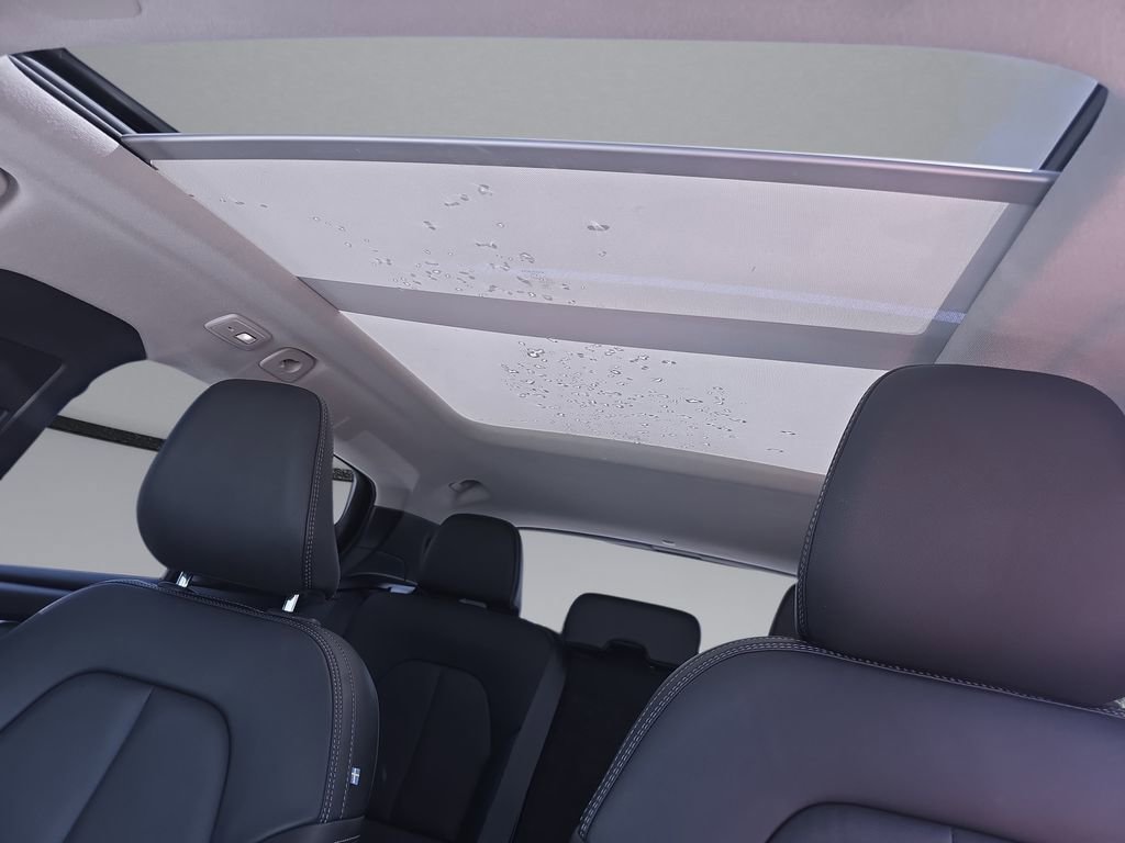 Certified 2025 Volvo XC40 B5 Plus AWD/4WD image 32