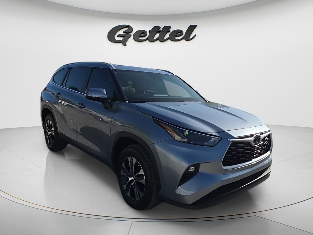 Used 2023 Toyota Highlander XLE image 3